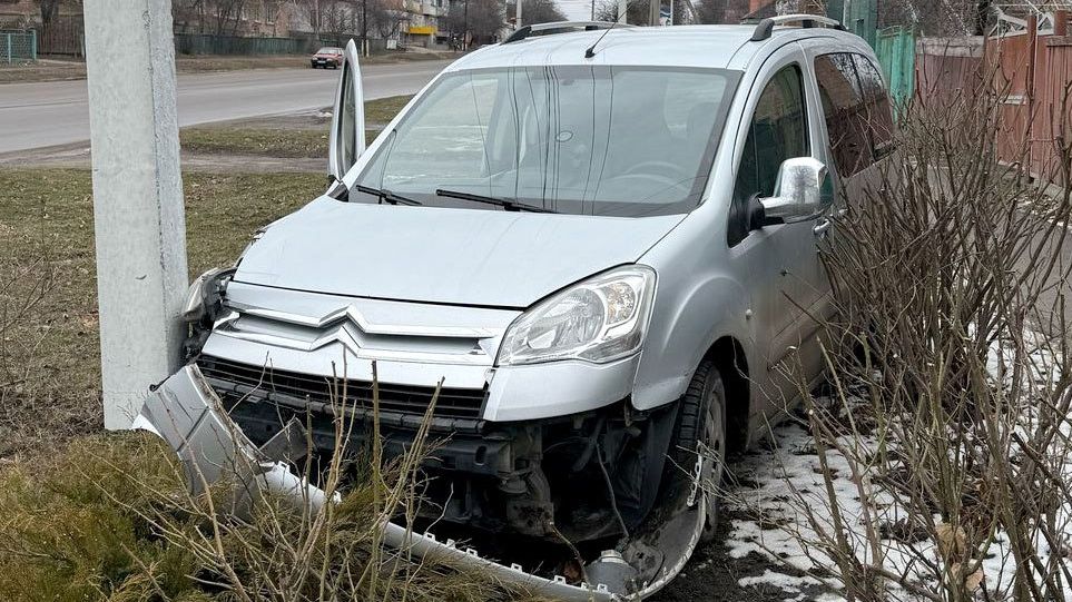 На Полтавщині п’яний водій в’їхав у електроопору: поліція з’ясувала деталі