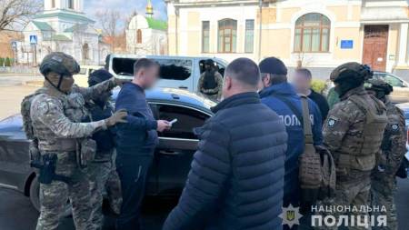 У Полтаві затримали адвоката, який обіцяв, який за $4000 обіцяв зняти чоловіка з розшуку