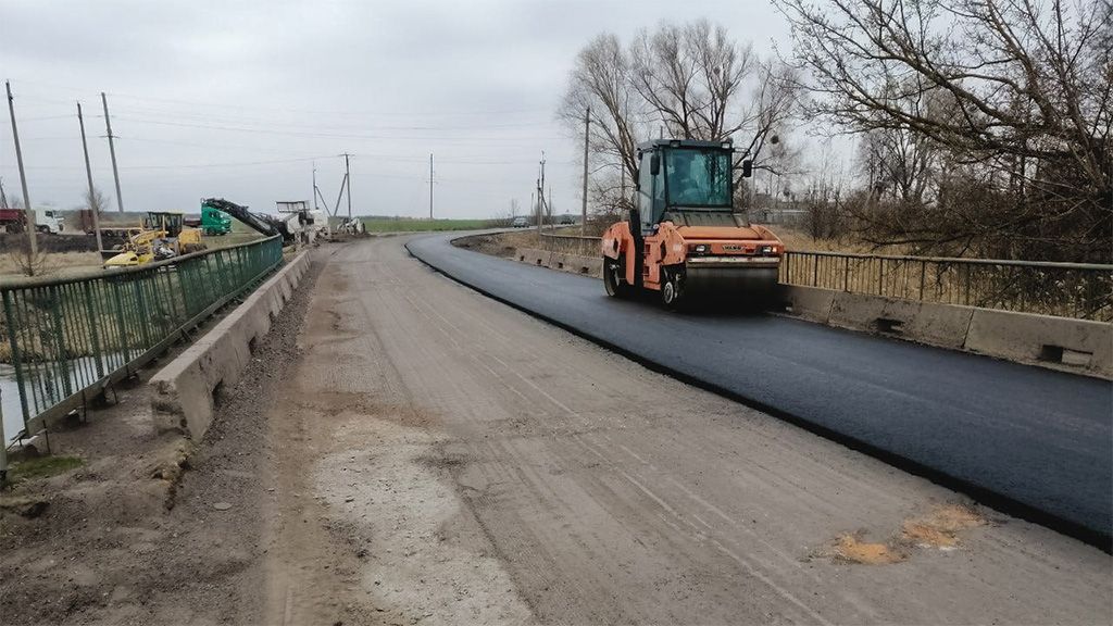 На Полтавщині активно ремонтують місцеві дороги та мости