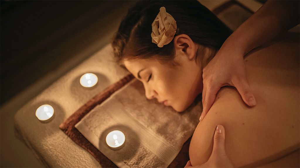 Переваги натуральних масажних свічок для догляду за шкірою