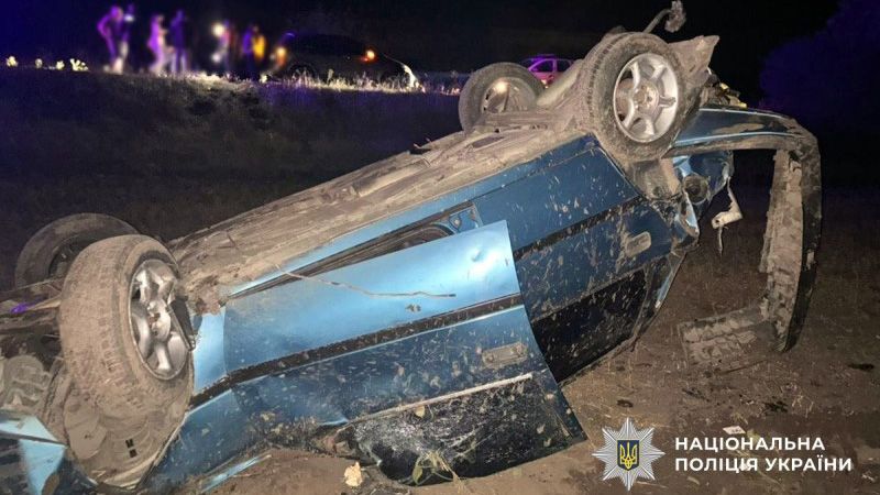 На Полтавщині перекинувся автомобіль: двоє людей у лікарні