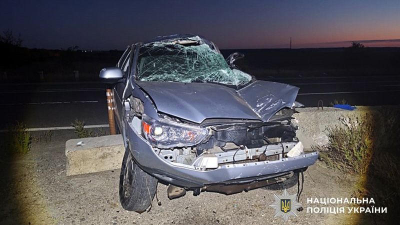 На Полтавщині автомобіль злетів із траси і врізався у бетонний блок – одна людина загинула та дві травмовані