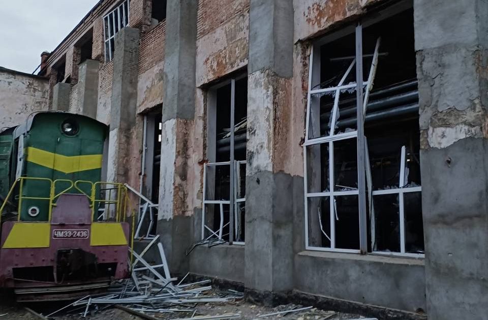 У Полтаві через нічний удар рф пошкоджено локомотивне депо – які поїзди відмінили