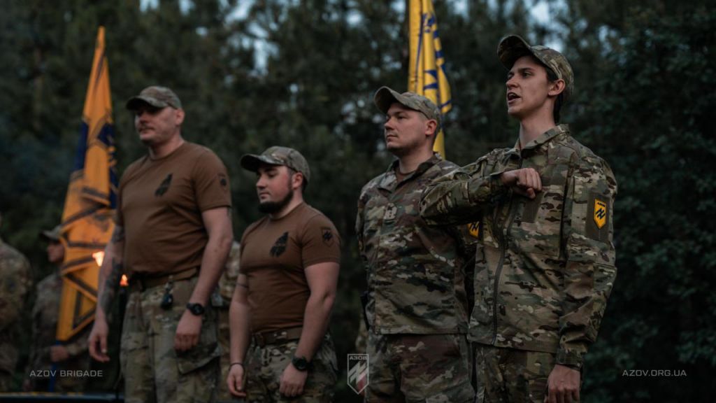 Бійці Азову на церемонії з прапорами — контракт 18-24 посади