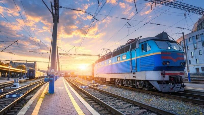 Через масовані обстріли по Україні затримуються та змінюють маршрути окремі поїзди