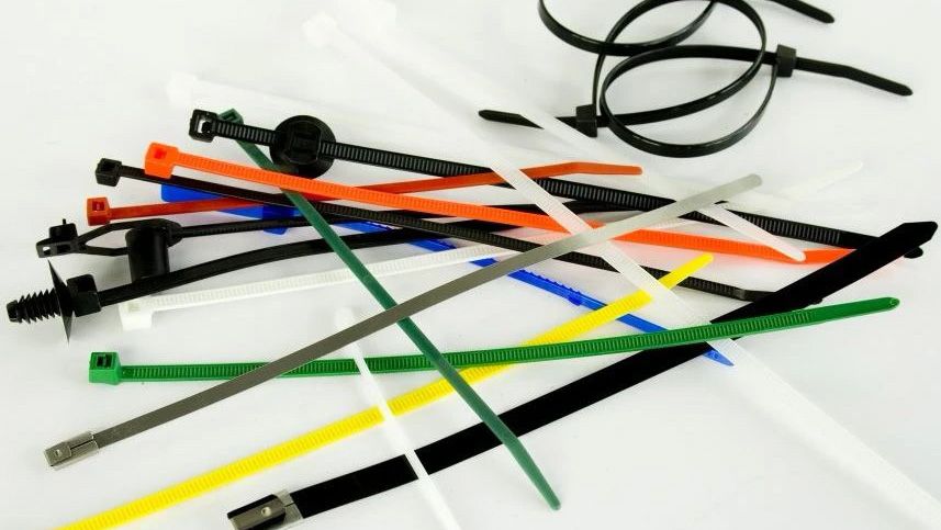 Як організувати порядок у кабелях: кабельні стяжки як ефективне рішення