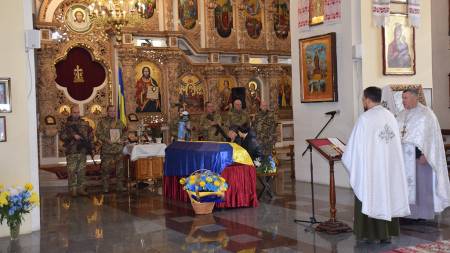 Новосанжарська громада попрощалася із Захисником України Максимом Кочубеєм