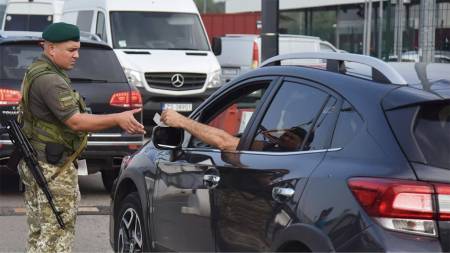 Пенсіонера з Великих Сорочинців засудили за організацію незаконного виїзду сина за кордон