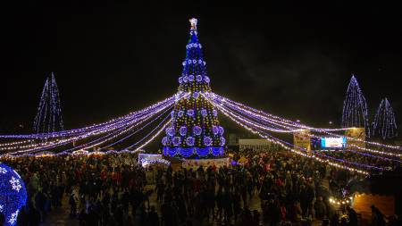 У Кременчуці святкові локації працюватимуть з 5 грудня до 18 січня: готується новорічне оформлення міста