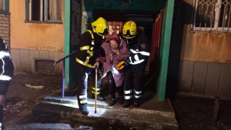 У Кременчуці під час пожежі рятувальники врятували та евакуювали мешканців багатоповерхівки