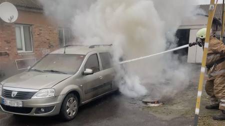 У Семенівці ліквідовано пожежу в легковому автомобілі