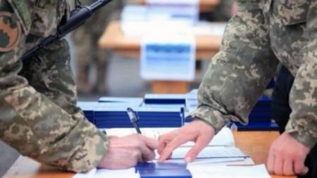 Чоловіків, які перебувають у розшуку, дозволили бронювати