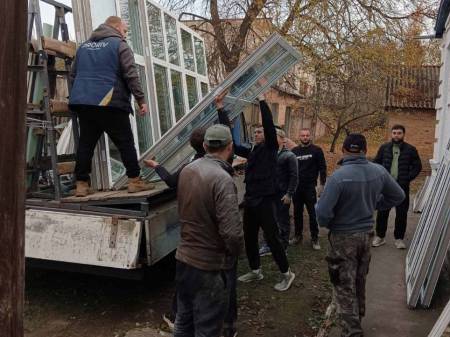 Вікна в бібліотеці вже є, на черзі — ліфт у лікарні