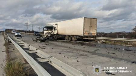 Поблизу Кобеляк Mercedes зіткнувся з вантажівкою – легковик розтрощено, двоє людей загинули