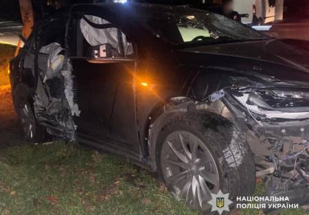 У Кременчуці Tesla врізалася в дерево та травмувала велосипедиста — поліція розшукує водія