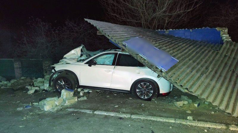 У Кременчуцькому районі Mazda зіткнулася з автобусною зупинкою — поліція з’ясовує обставини