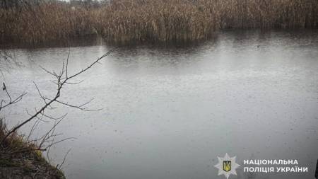 У Миргородському районі біля водойми виявили тіло жінки