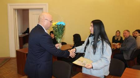 У Карлівці дружині воїна вручили «Залізний Хрест»