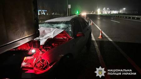 Поблизу Решетилівки легковик врізавсяч у вантажівку