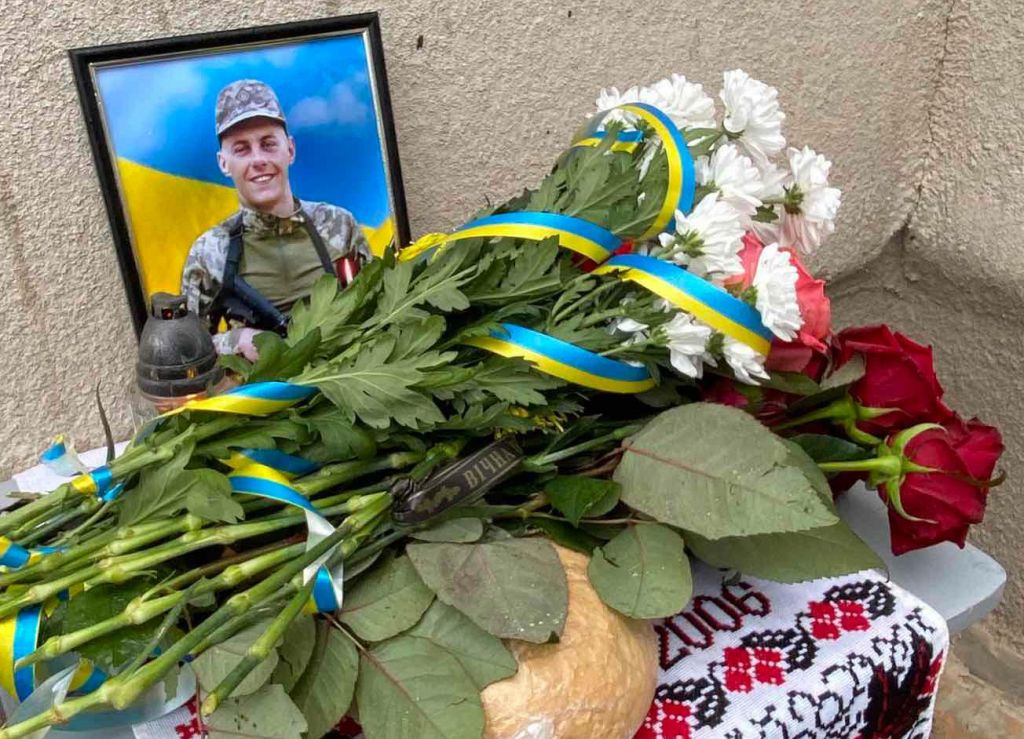 У Дашківському ліцеї відкрили меморіальну дошку на честь загиблого воїна Дмитра Сидорчука