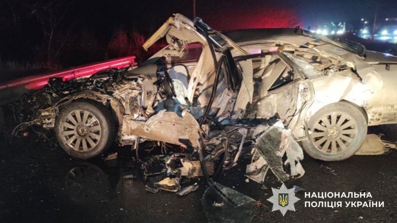 На Полтавщині поліція розслідує страшну ДТП поблизу Пирятина: легковик розбитий вщент