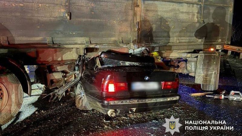 На трасі Київ–Харків у межах Решетилівської громади BMW влетів під вантажівку – водія госпіталізували