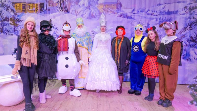 У Новосанжарському культурно-мистецькому центрі відбулася яскрава новорічна вистава для дітей