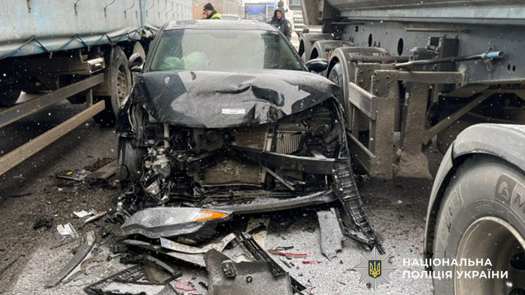 На Лубенщині легковик зіткнувся з двома вантажівками - постраждав чоловік