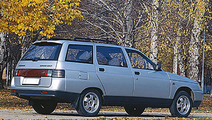 Водій-утікач і поліцейський на капоті