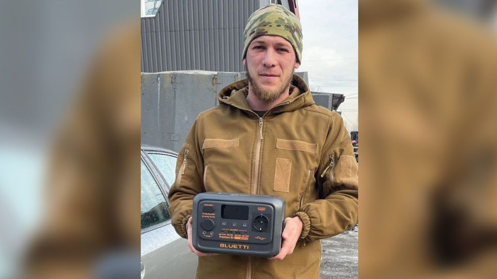 Коліматорний приціл та зарядна станція