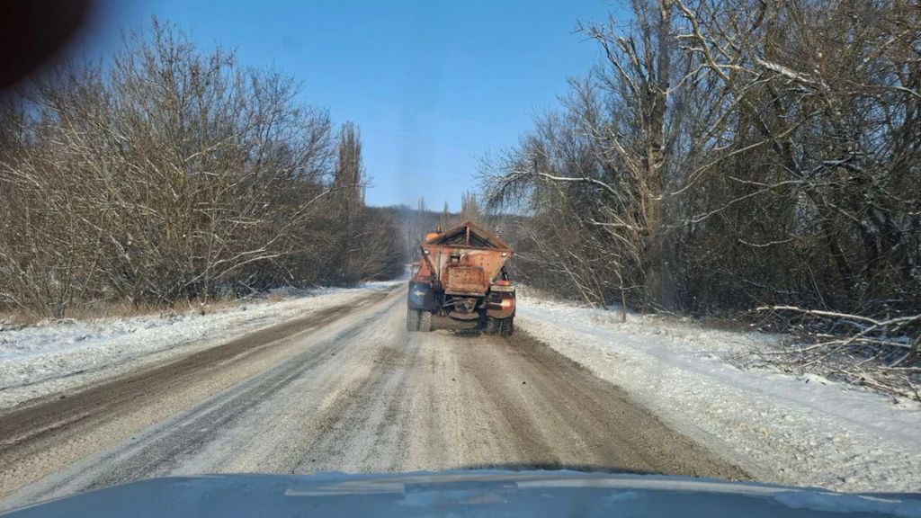 На Полтавщині триває розчищення доріг від снігу та ожеледиці