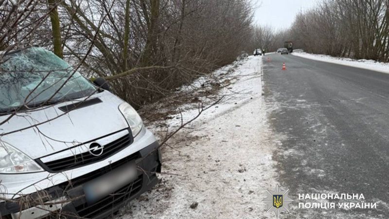 На Лубенщині автомобіль злетів з дороги та врізався у дерево - пасажирку госпіталізовано
