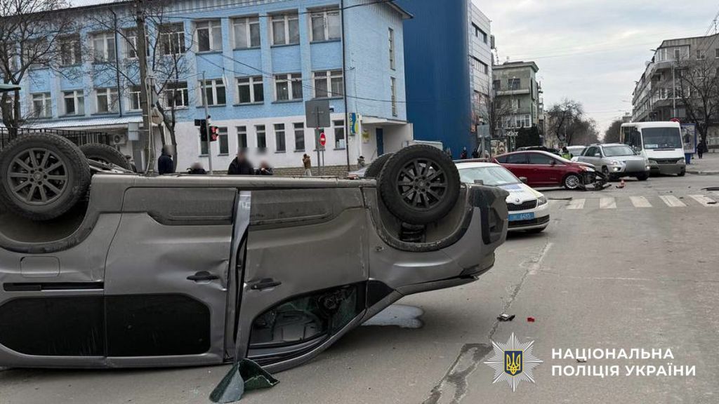 У Кременчуці на перехресті зіткнулися Ford та Peugeot: одного з водіїв госпіталізували