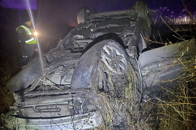 Поблизу Оленівки на Полтавщині перекинувся легковик: двоє людей у лікарні