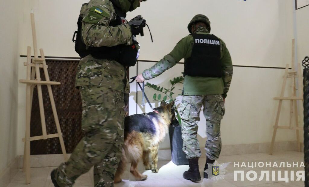 Масові повідомлення про замінування: поліція перевіряє понад дві тисячі об’єктів по всій Україні