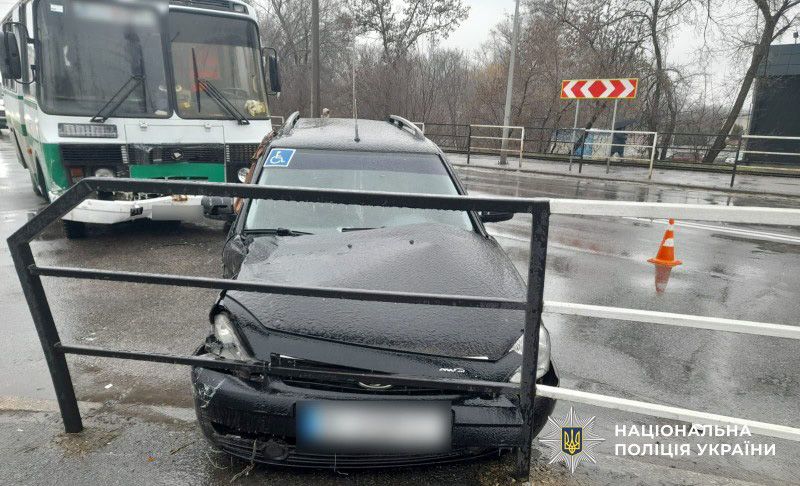 У Полтаві на перехресті Миру та Річкової зіткнулися легковик і автобус: є травмований