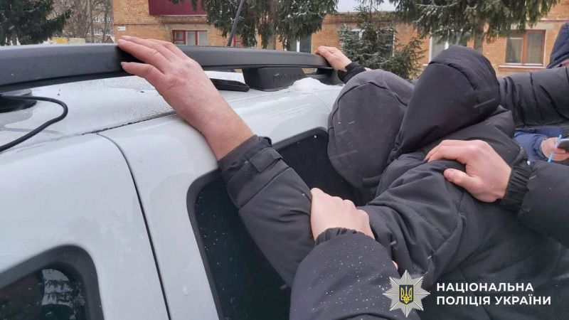 У Гребінці затримали чоловіка, якого підозрюють у збуті психотропів, зброї та боєприпасів