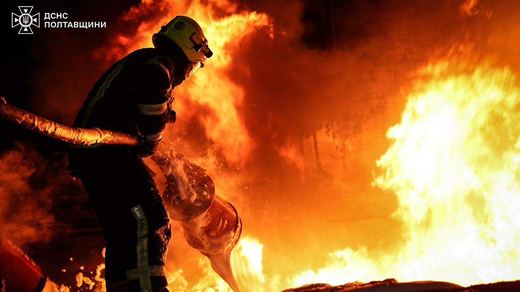 Ворожий удар по промисловому об’єкту на Полтавщині: пожежі ліквідовано