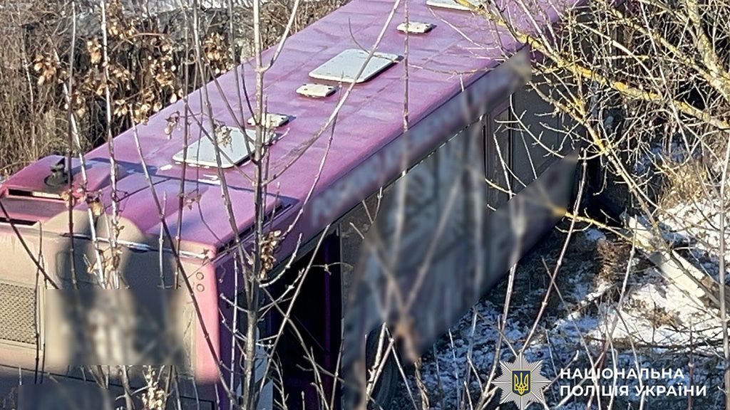  У Кременчуці автобус з пасажирами з’їхав у кювет, є постраждалі
