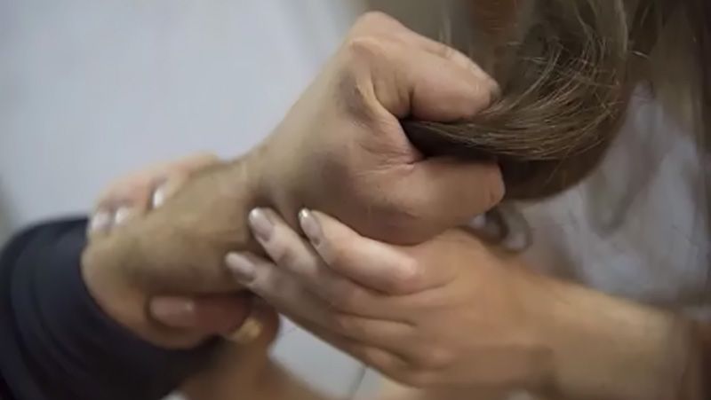 У Полтаві судитимуть чоловіка, який побив дружину, а потім пояснював лікарям, що це зробили невідомі у під’їзді