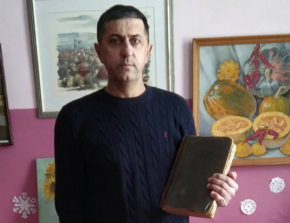 Юрій Попруга передав кобеляцькому музею містичну книгу