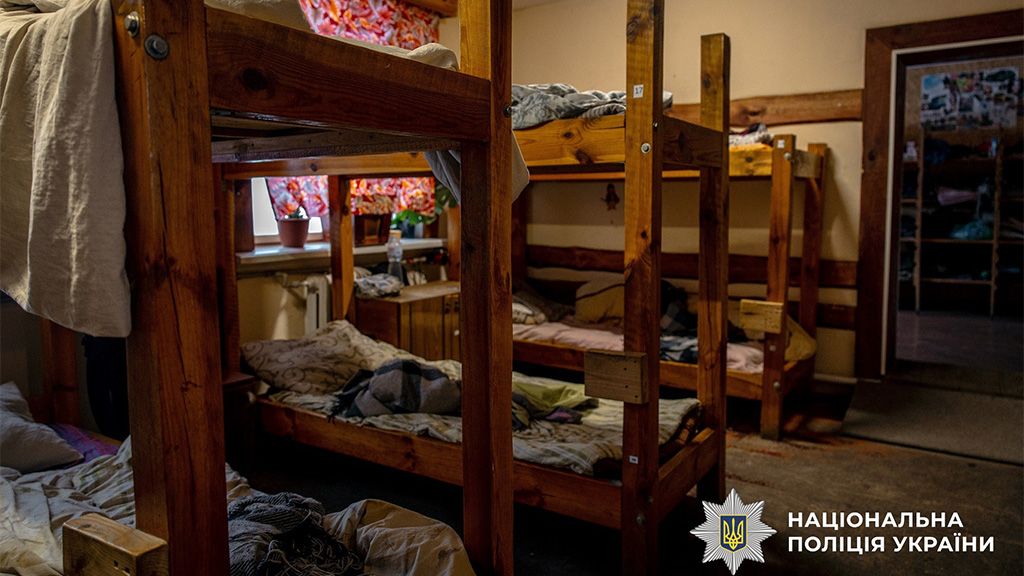 На Київщині викрили псевдореабілітаційний центр: незаконно утримували 58 людей