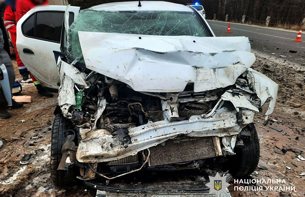 Поблизу Зінькова зіткнулися два Renault: троє людей у лікарні