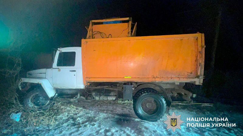 На Полтавщині чоловік викрав комунальну вантажівку та в’їхав у паркан