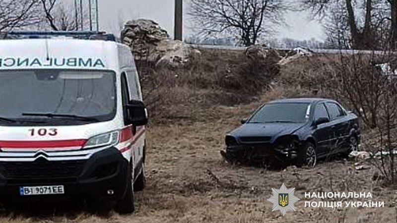 Поблизу Драбинівки Opel з’їхав у кювет: пасажира госпіталізували