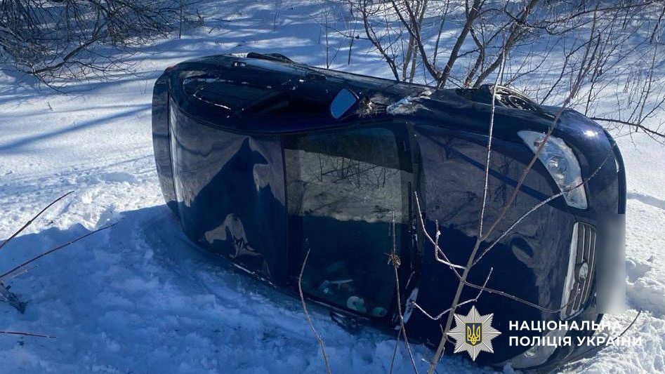 На вихідних поліцейські Полтавщини витягали водійку із автомобіля, що перекинувся, і допомогли водієві вантажівки врятуватися із пастки