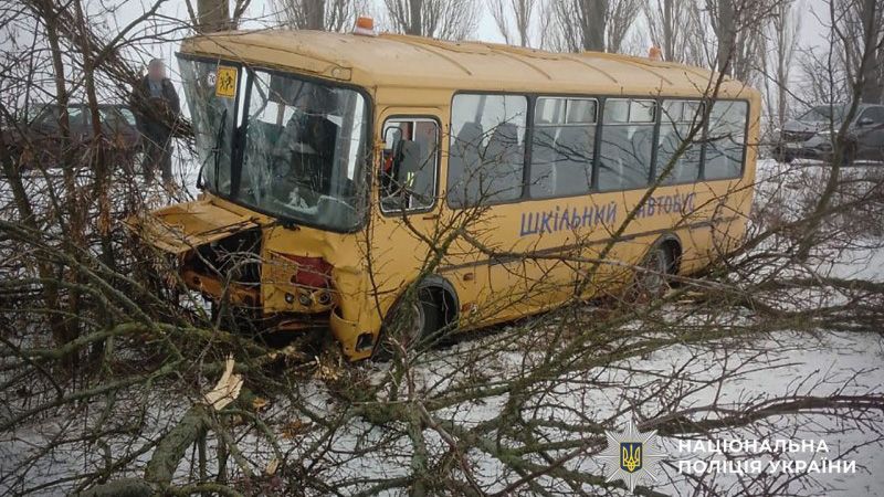 На Полтавщині шкільний автобус з’їхав у кювет: троє дітей травмовані
