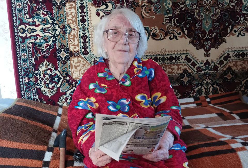 93‑річна кобелячанка тренує мозок, читаючи газети