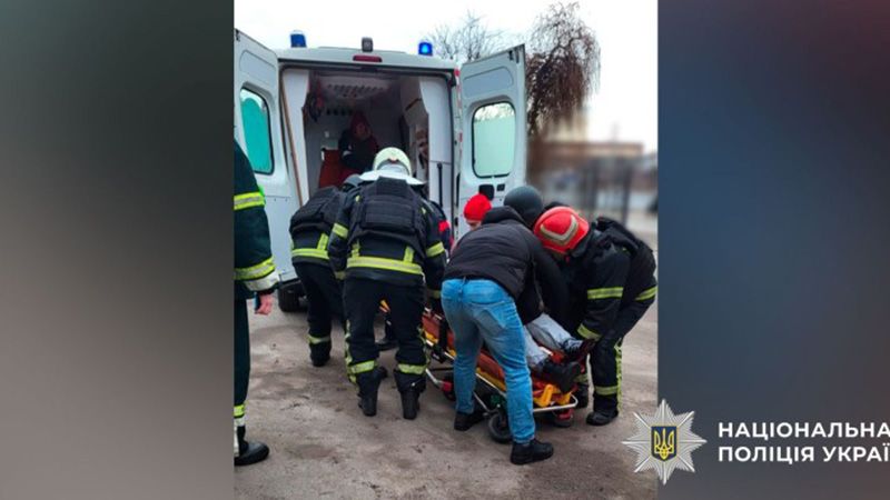 У Полтаві поліцейські врятували жінку після поранення уламками БпЛА