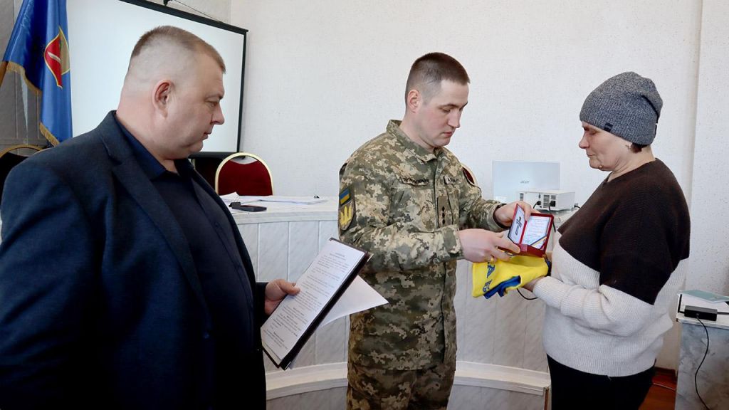 Батьки отримали нагороди замість загиблих дітей